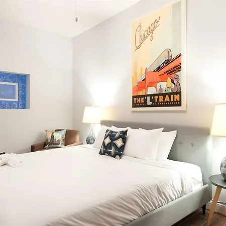 Sleek Studio In Lincoln Park By Sonder